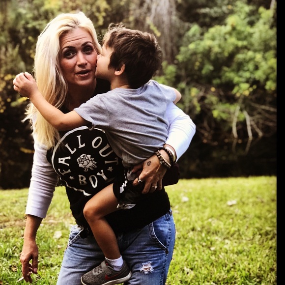 MEET YOUR POSHER - Picture 2 of 5